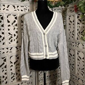 SO GOODS FOR LIFE! GREY & WHITE CROPPED CABLE KNIT BUTTON UP SWEATER CARDIGAN